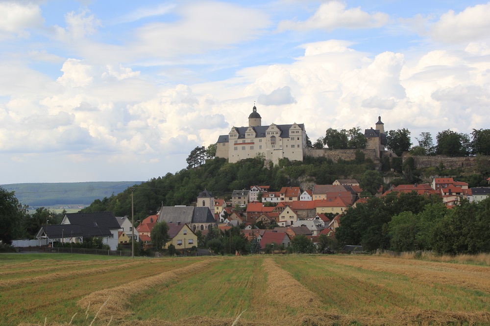 Burg thront über Felsmassiv, am Fuße des Berges Ort.